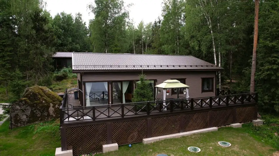 Дом у камня с панорамной гостиной