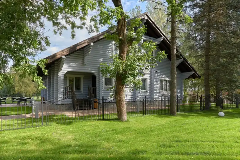 Коттедж 260 м² с бассейном, сауной и караоке