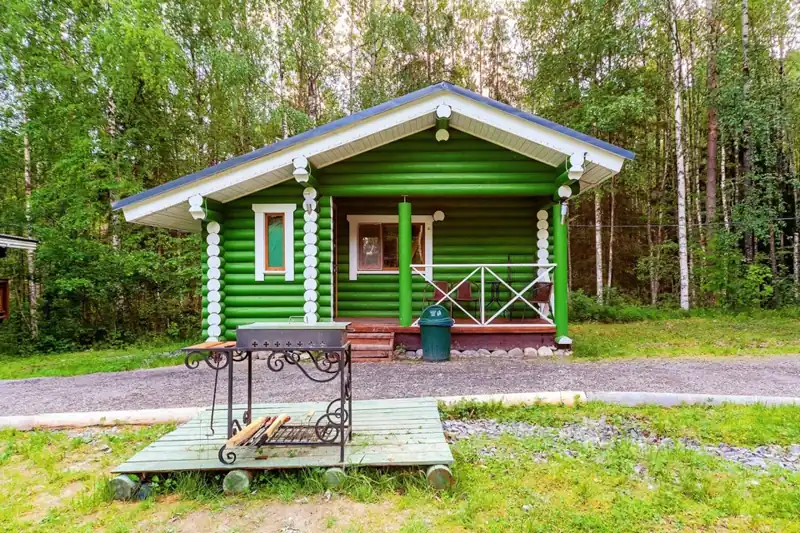 Зелёный дом с балконом и антресолью