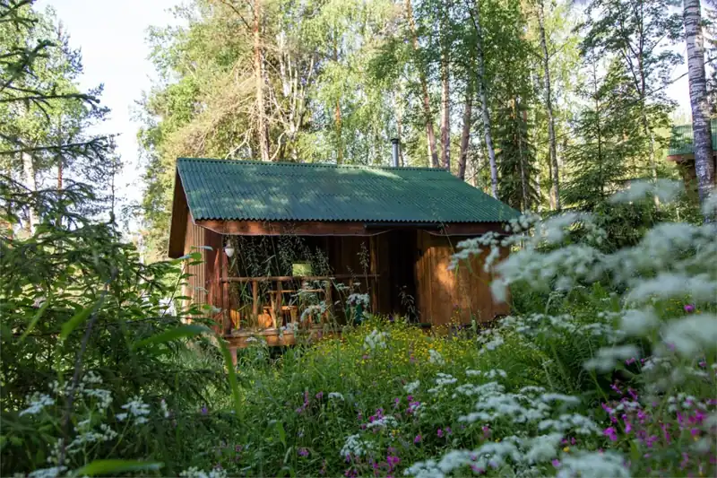 4 одинаковых бревенчатых дома-студии с камином