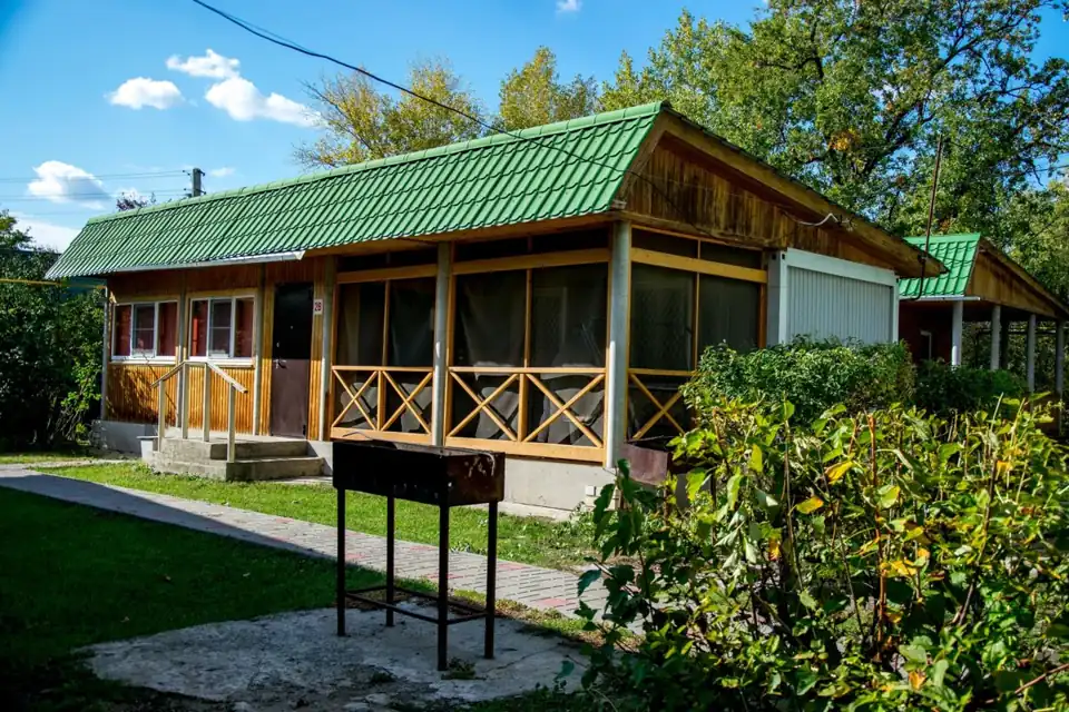 Четырёхместный домик с открытой верандой, таких несколько
