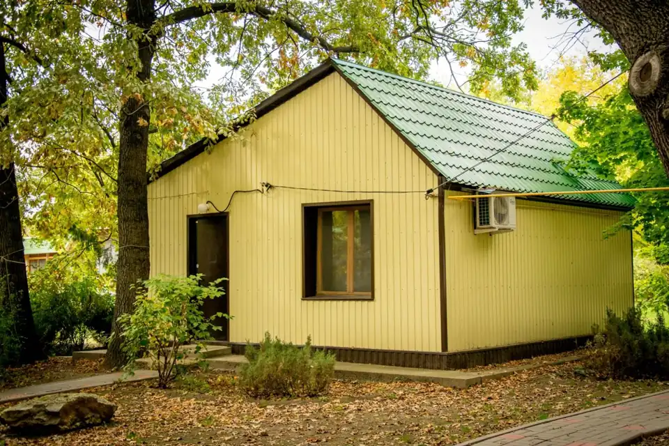 Трёхместный домик с беседкой