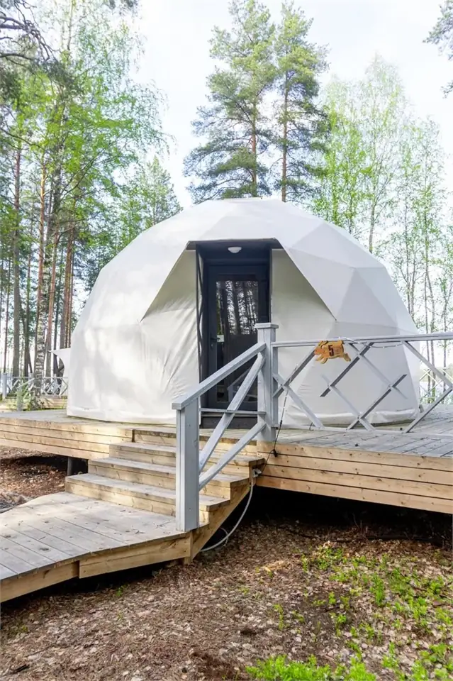 Дом-сфера с панорамным остеклением и террасой