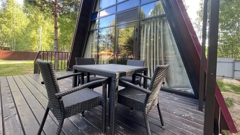 Два одинаковых дома A-frame с кухней и террасой