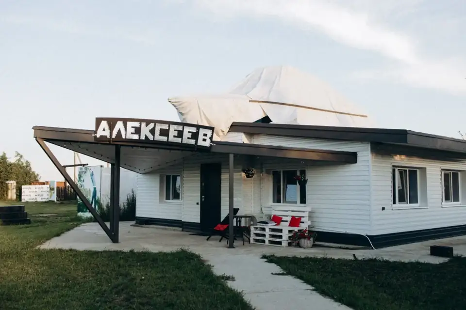 Дом-катер «Алексеев» с морским интерьером и столом на 10 персон