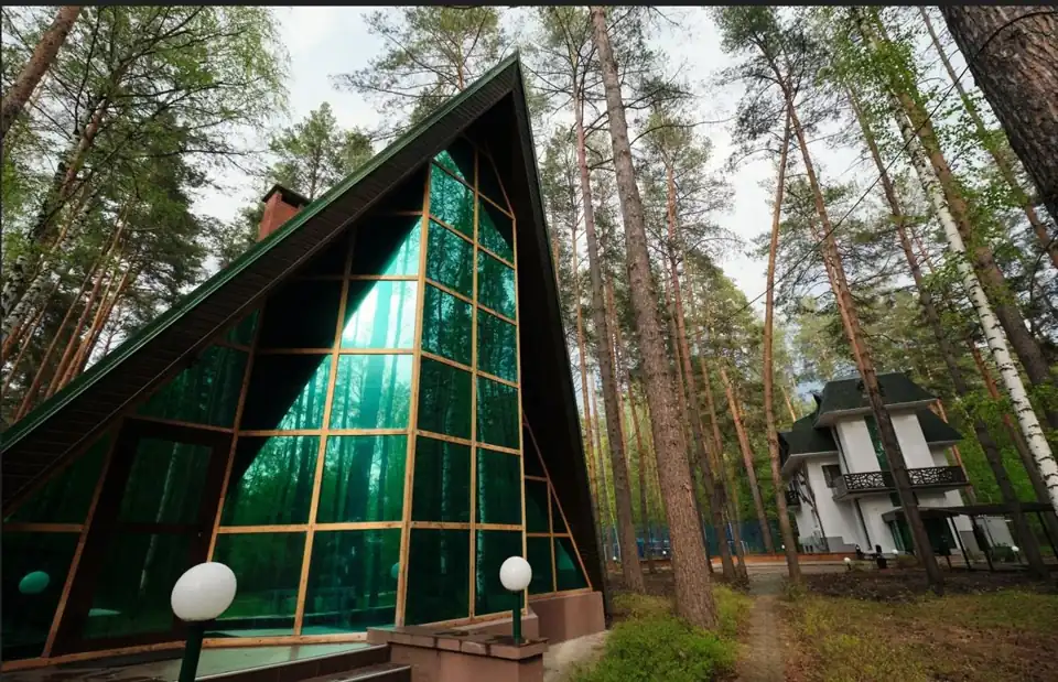 Двухэтажный зелёный A-frame с панорамным остеклением