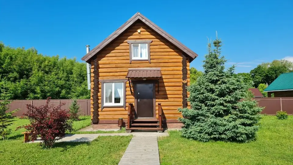 Бревенчатый гостевой домик у Волги, несколько одинаковых домов