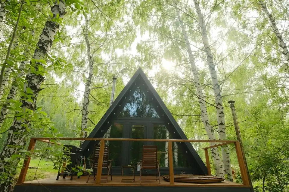 Дом A-frame с горячим чаном и печью-камином
