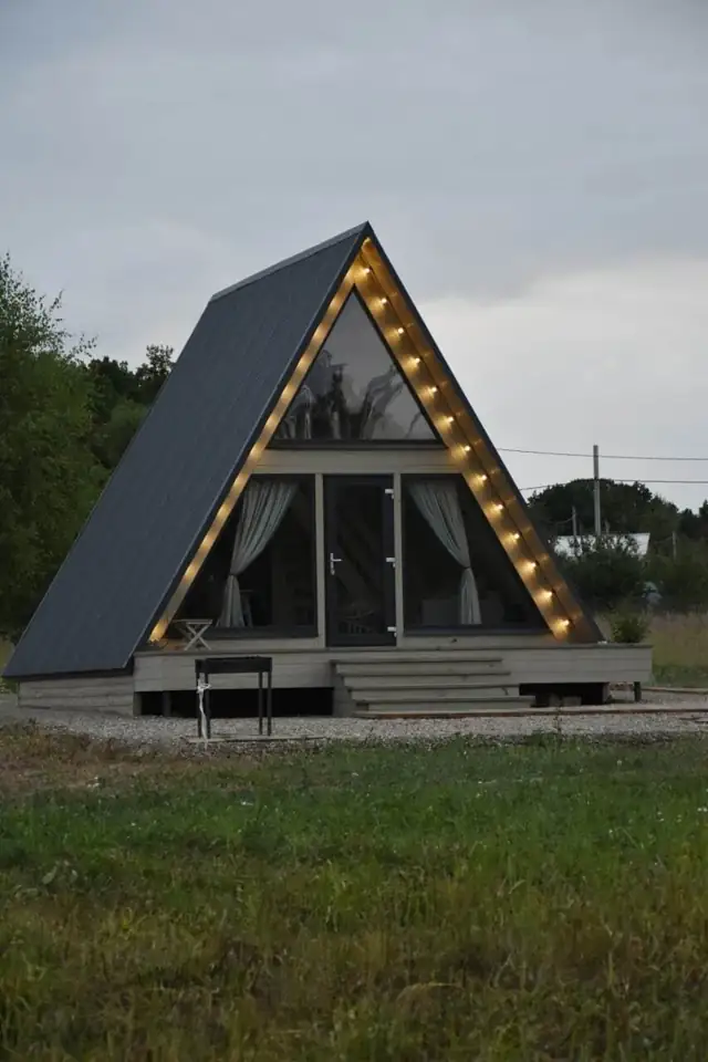 Три одинаковых A-frame домика с панорамным окном