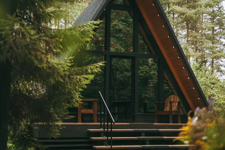 Треугольный A-frame 45 м² с купелью и гриль-очагом, четыре одинаковых