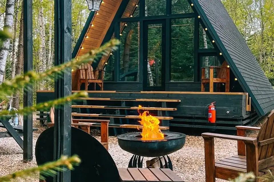 Треугольный A-frame 55 м² с ванной у панорамного окна и баней-бочкой