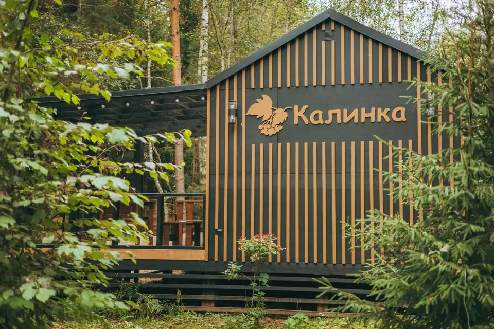 Барн с печью-камином и ванной у окна для двоих, два одинаковых домика