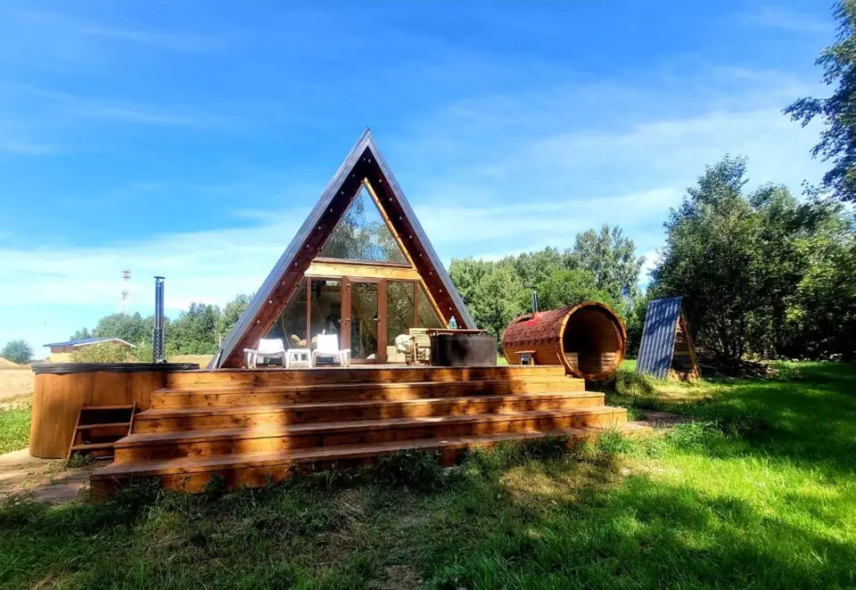 A-frame дом с баней-бочкой и купелью в лесу