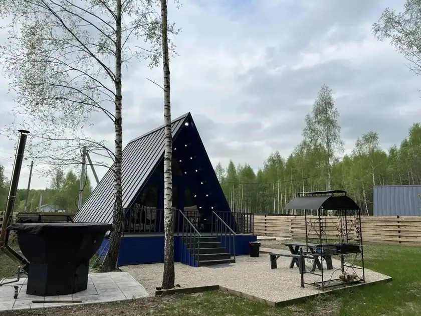 А-фрейм 54 м² с тёмно-синим интерьером и чаном