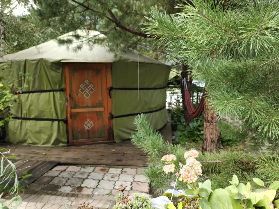 Алтайская юрта с двумя двуспальными кроватями