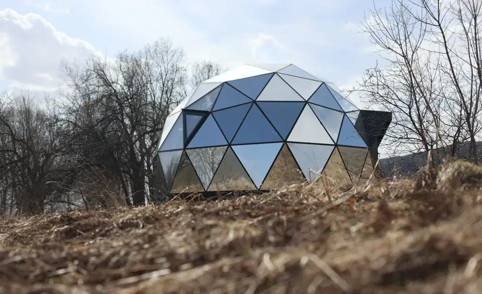 Зеркальная полусфера Neodome со стеклянным потолком