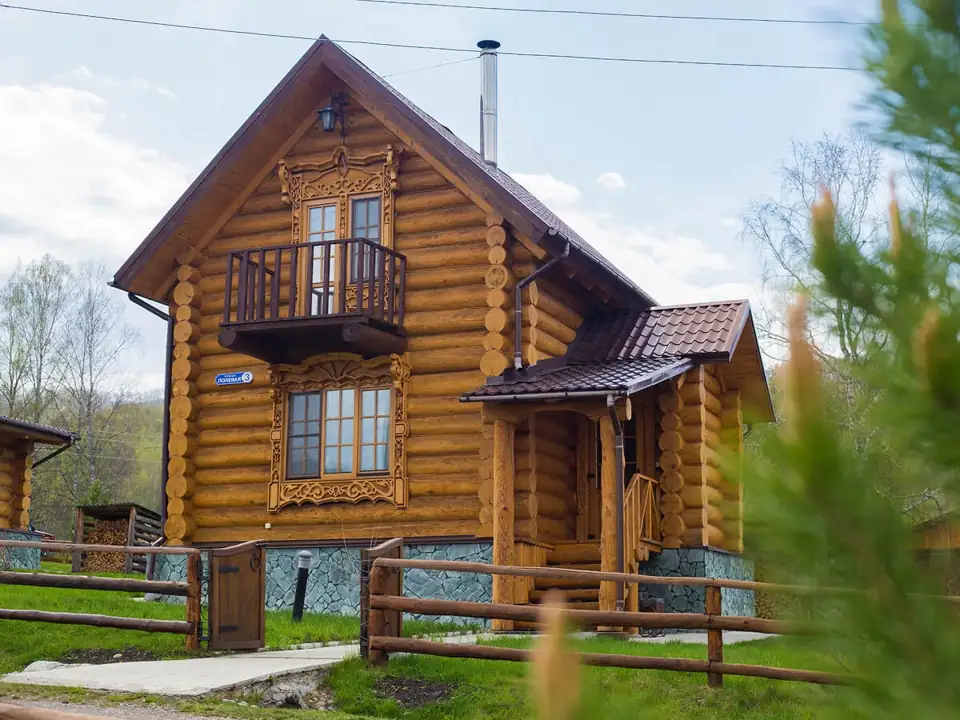 Бревенчатая усадьба с камином и балконом на горы