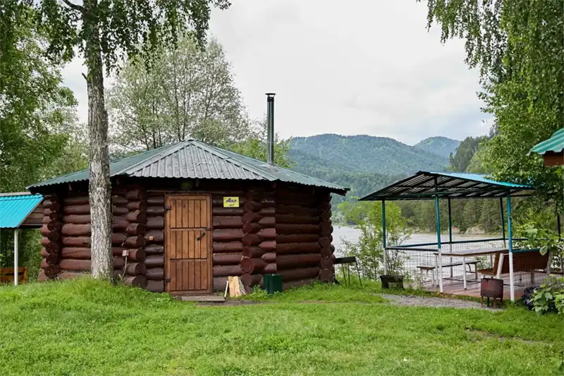 Большой алтайский аил с печью у Катуни