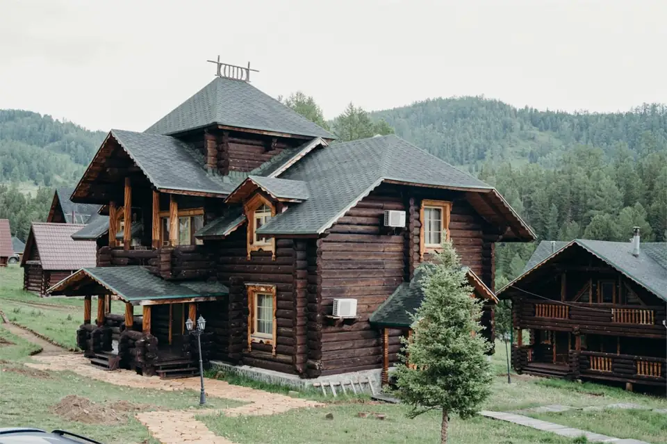 Люкс-коттедж «Русский Стиль» 180 м² с четырьмя спальнями