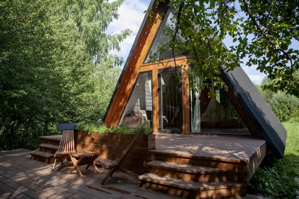 Треугольный дом 40 м² с чаном на террасе