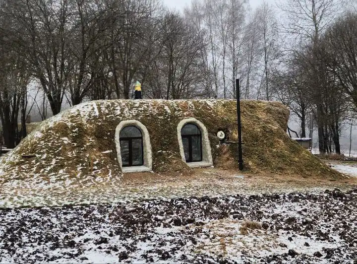 Дом-пещера в холме с камином и чаном