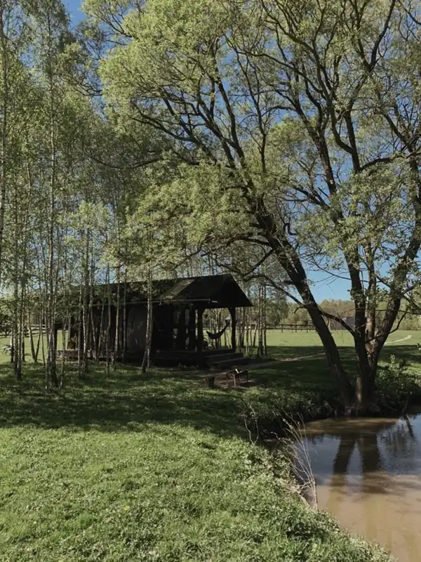 Домик у пруда с камином рядом с фермой