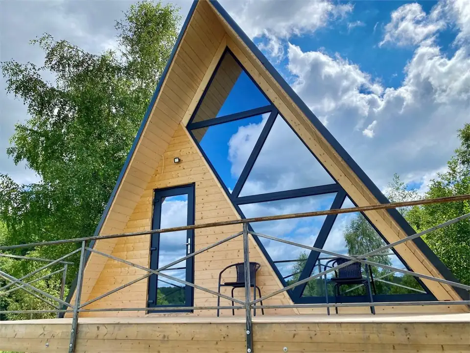 A-фрейм «Космический треугольник» 70 м² с видом на пруд