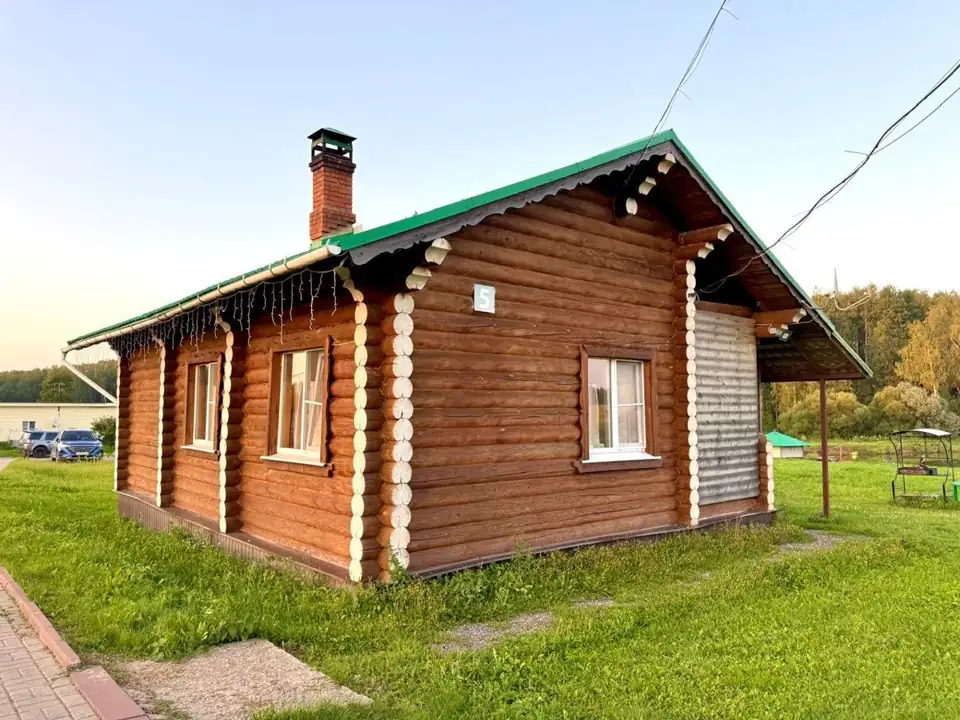 Одноэтажный рубленый коттедж с двумя спальнями