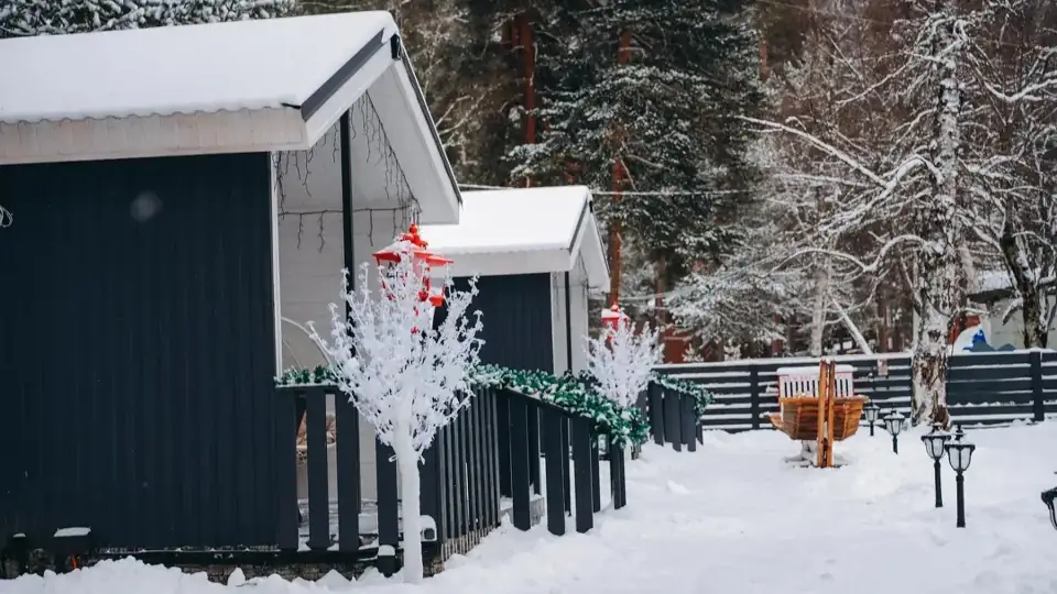 Одноэтажный коттедж с кухней и своим мангалом у бассейна
