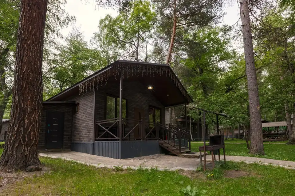 Семейный дом с двумя спальнями, террасой и мангалом