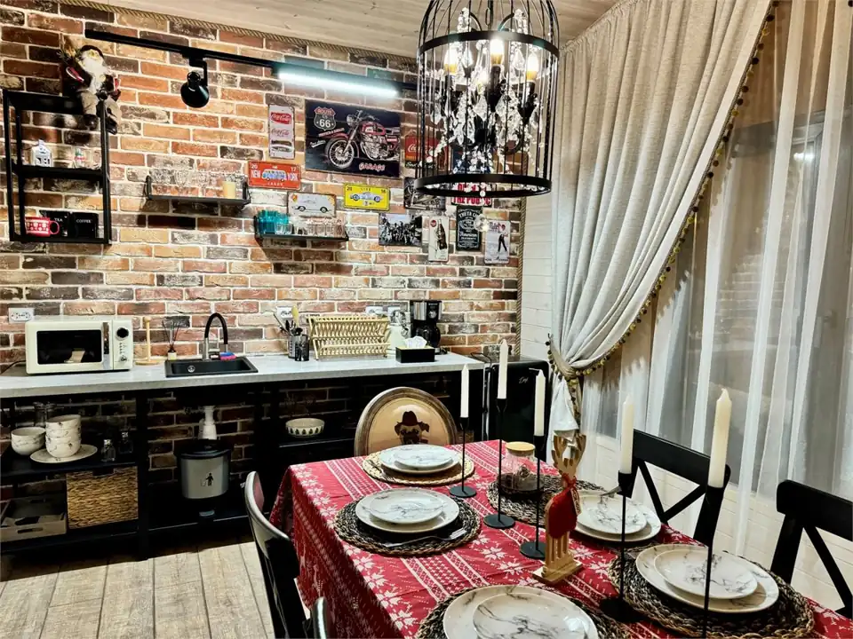 Большой дом в стиле кантри на 90 м² с двумя кроватями и своим двором