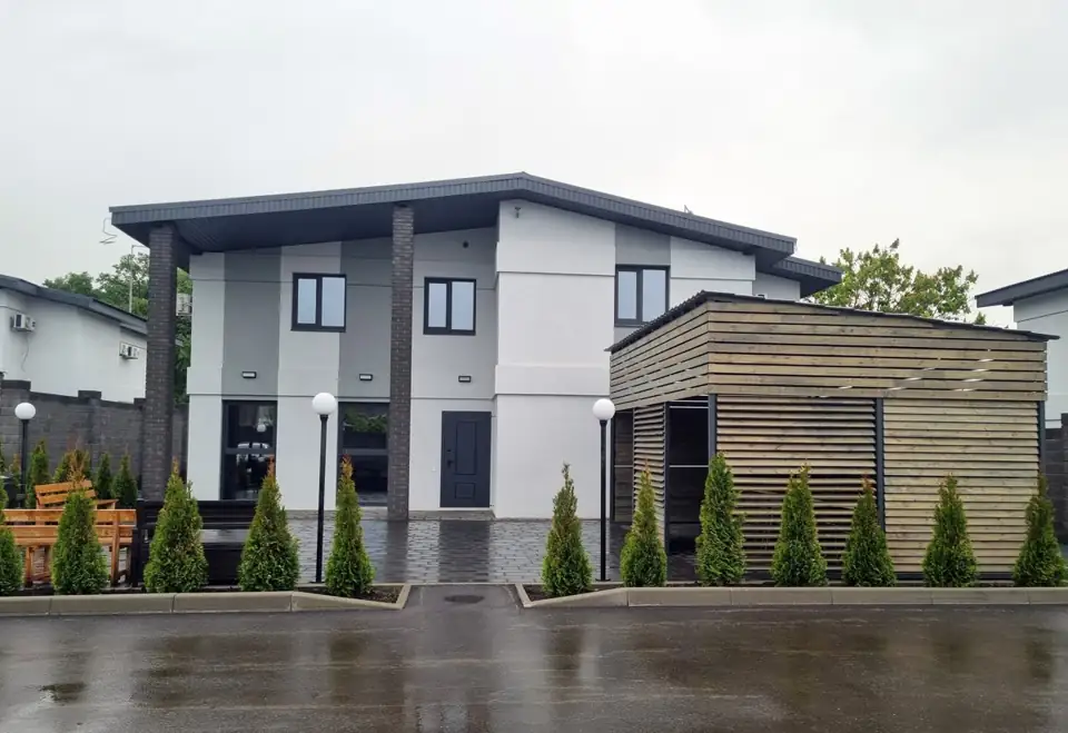 Три одинаковых коттеджа 300 м² с баней и бассейном