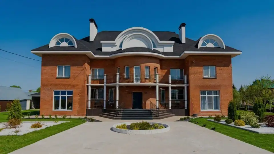 Трёхэтажный дом с банкетным залом, SPA и беседкой на 30