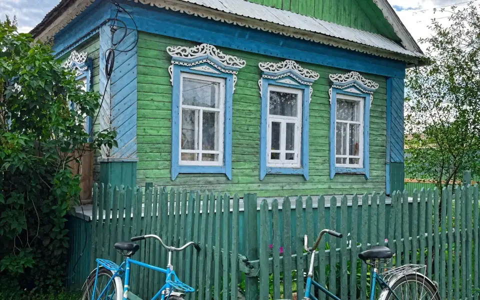 Деревенский дом в стиле 70-х с баней и чаном во дворе