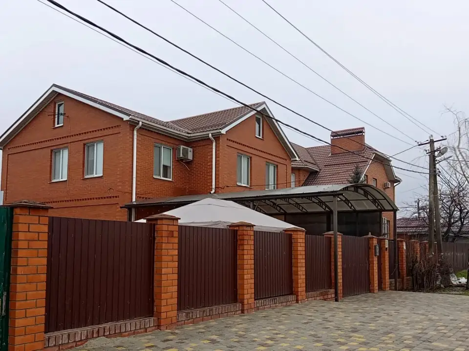 Коттедж на 5 спален с банкетным залом, баней и тёплым бассейном