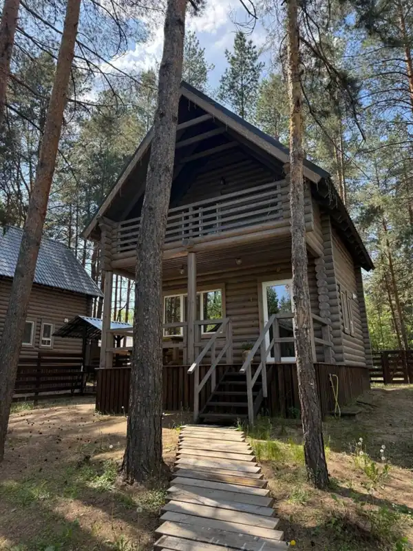 Двухэтажный коттедж 80 м² с тремя спальнями и балконом