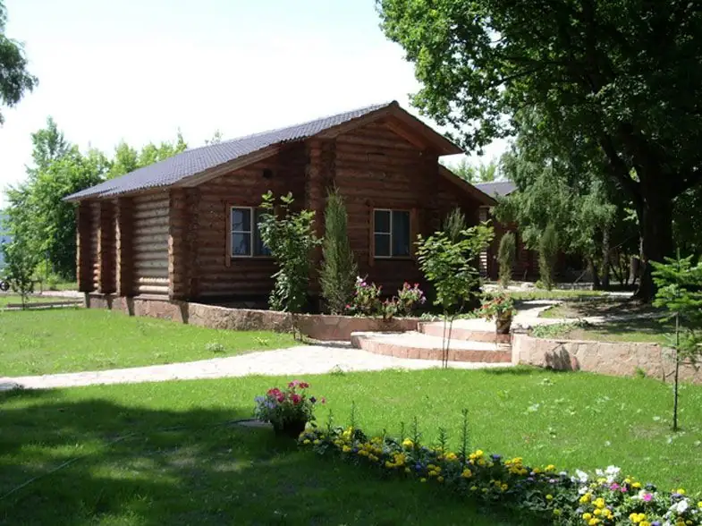 Четырёхкомнатный бревенчатый коттедж 70 м²
