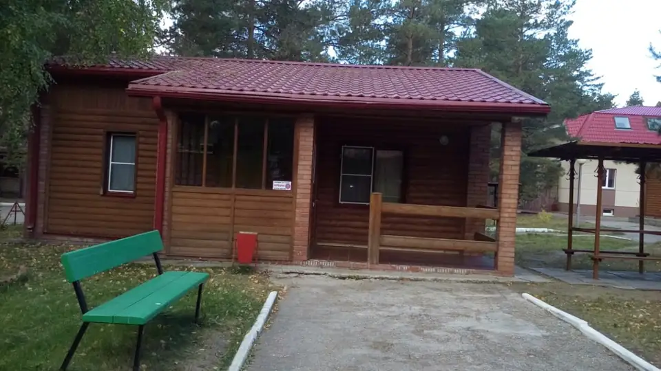 Одноэтажный деревянный коттедж с верандой