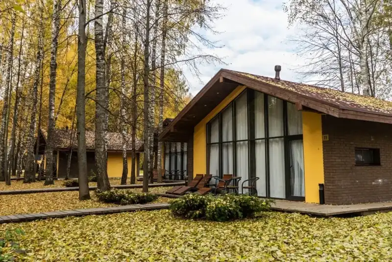 Шале в парке с двумя спальнями и панорамными окнами