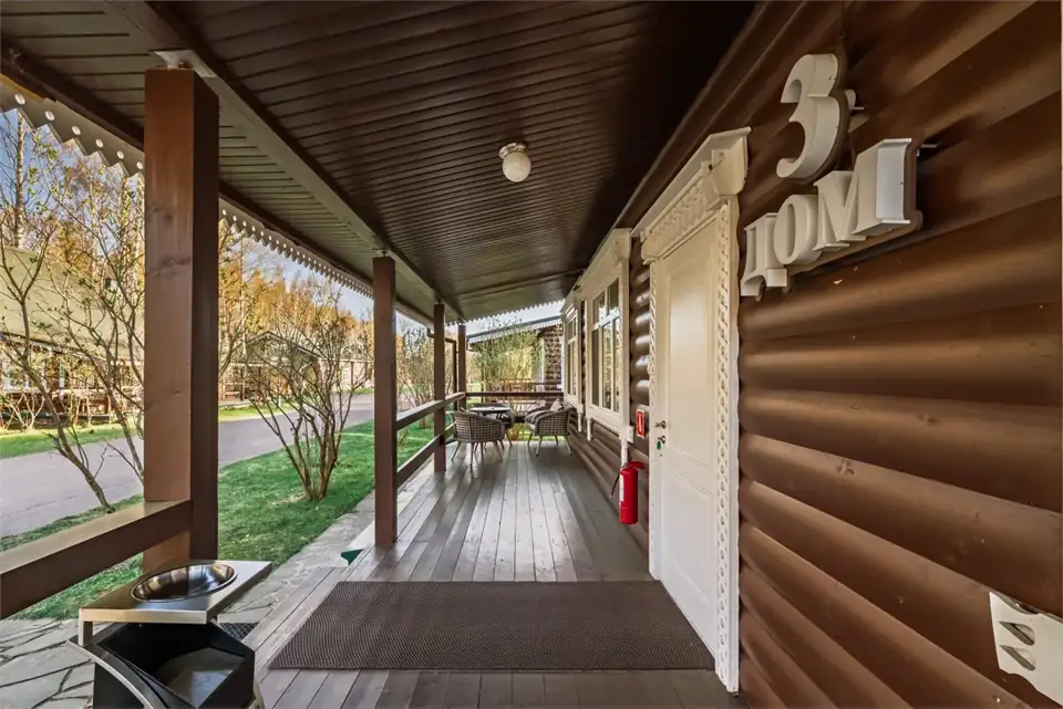 Трёхкомнатный коттедж 250 м² с кухней и верандой
