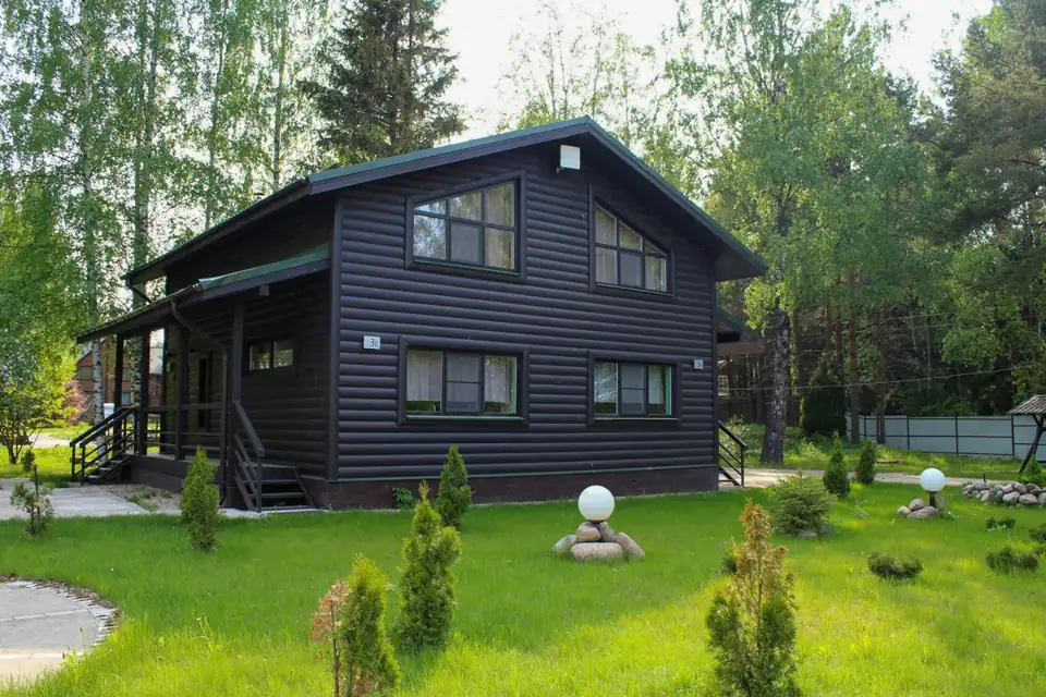 Дом-дуплекс 200 м² на две семьи в зелёных тонах