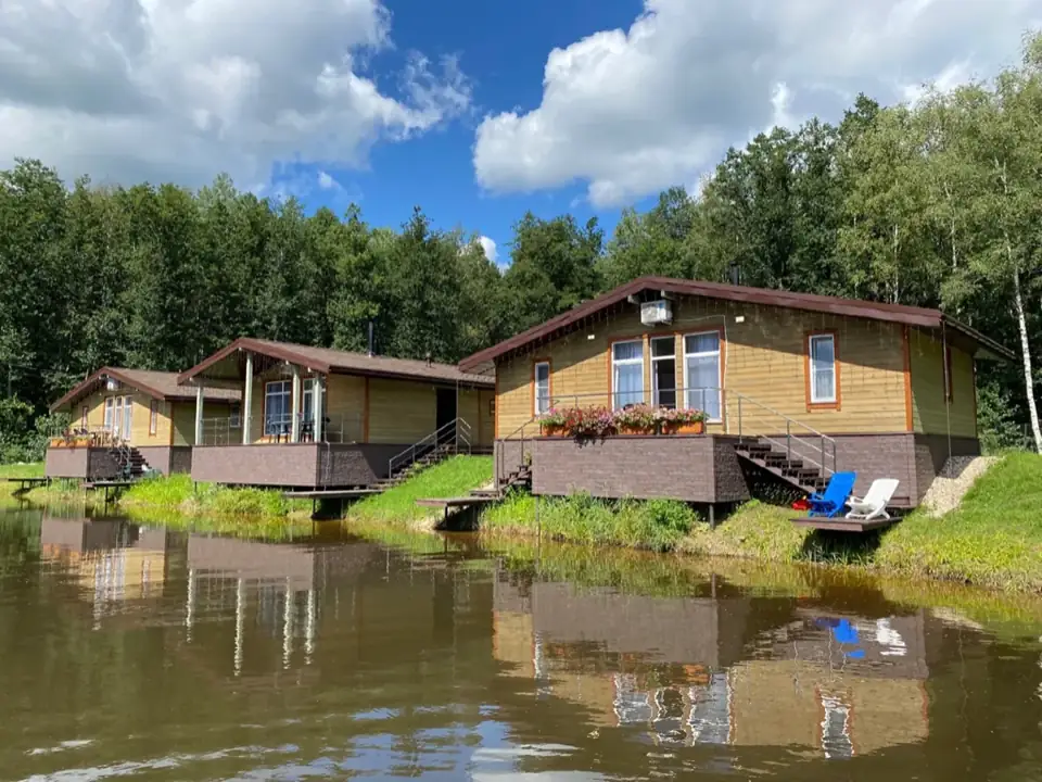 Большой коттедж 80 м² с печью-камином у пруда
