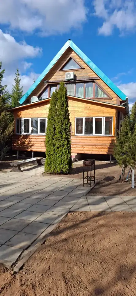 Двухэтажный дом с камином, закрытым двором и стоянкой