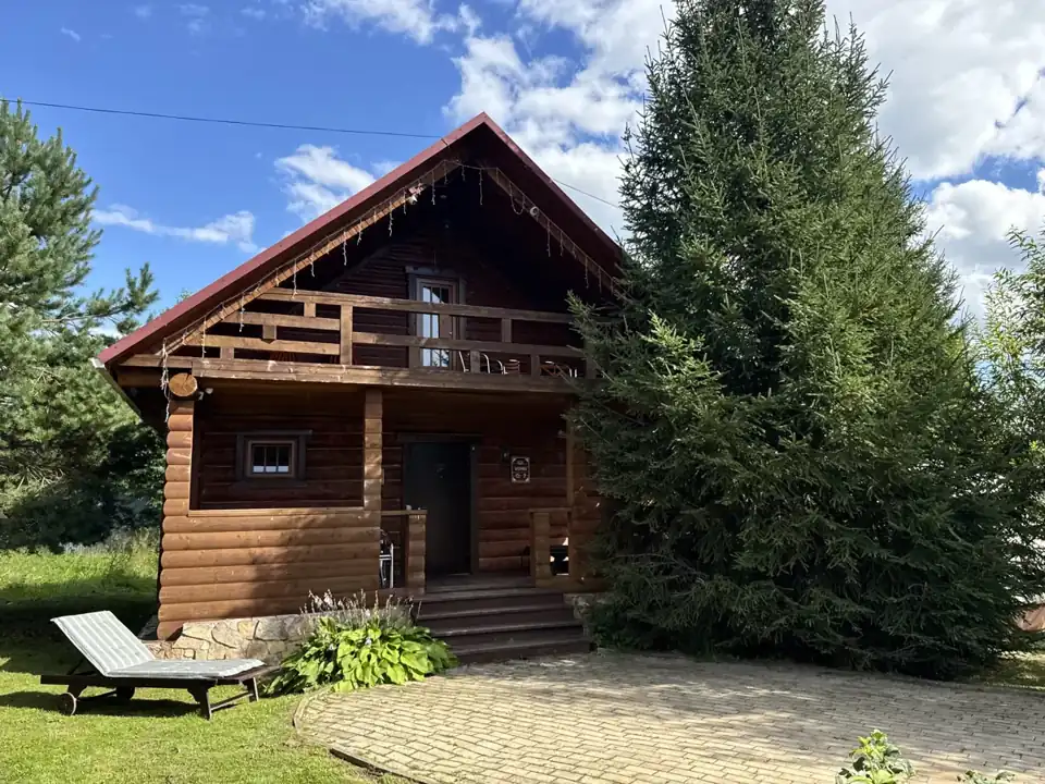 Большой бревенчатый коттедж Big Shanti с мансардой, камином и балконом