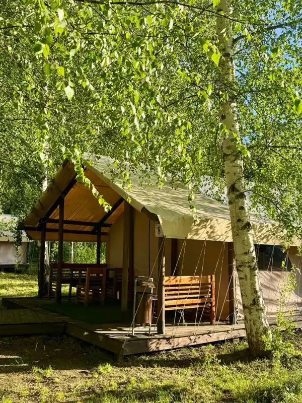 Сафари-тент 17,5 м² с двумя двуспальными кроватями и мангальной зоной