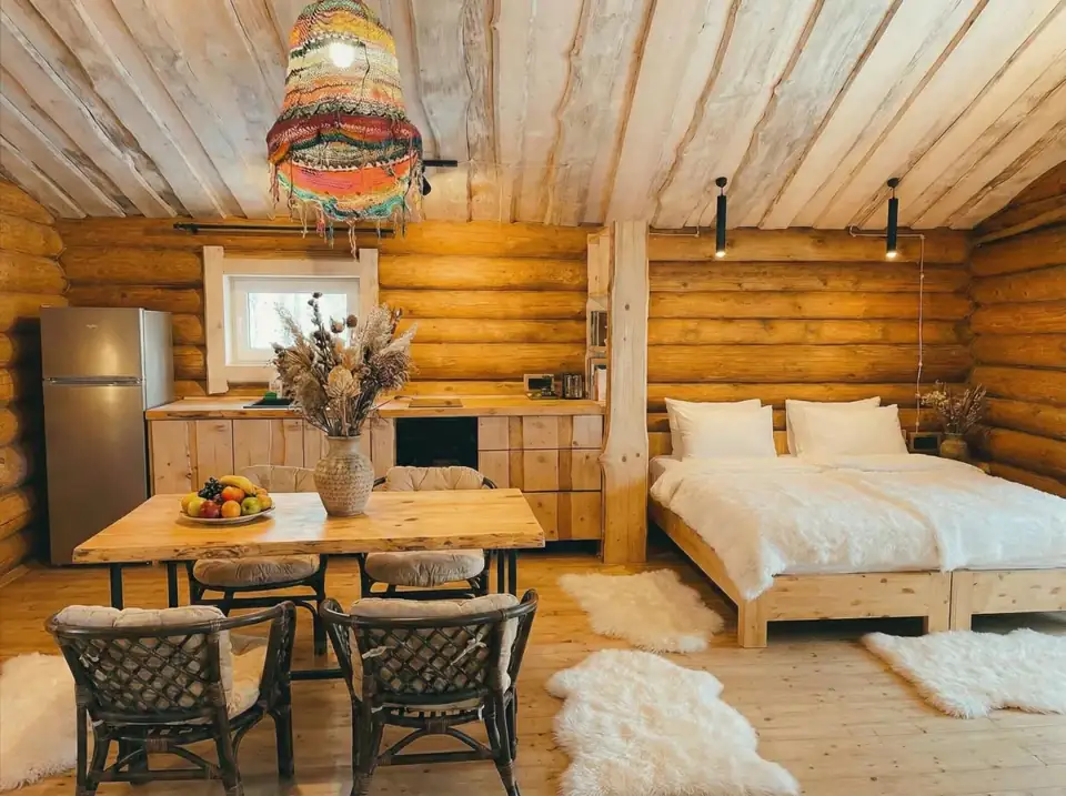 Бревенчатый дом 56 м² с камином и кухней-гостиной