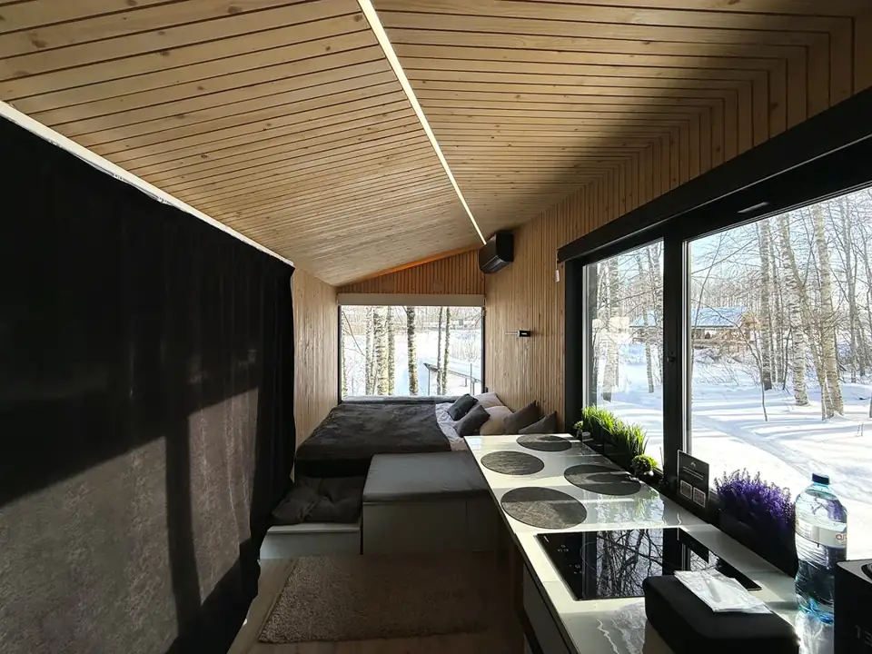 Smart Lodge с проектором и кроватью с раскладной спинкой