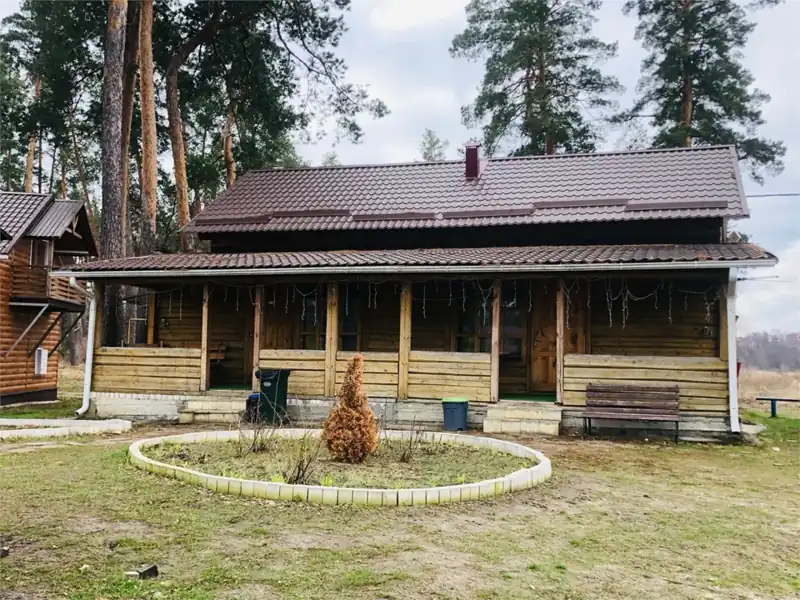 Бревенчатый сруб с кухней и двумя уровнями