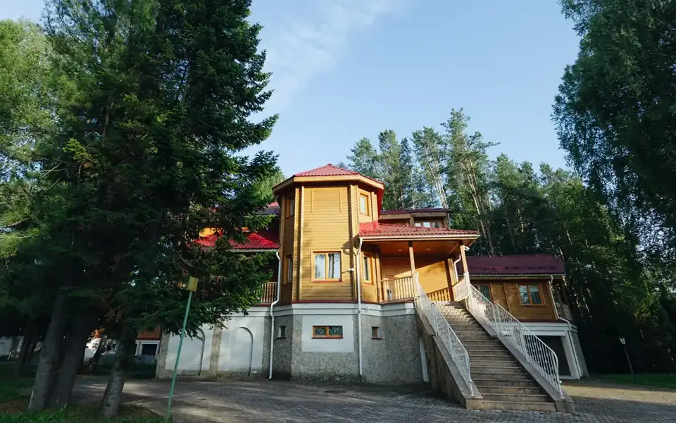 Трёхэтажный гостевой дом с баней и джакузи в сосновом бору