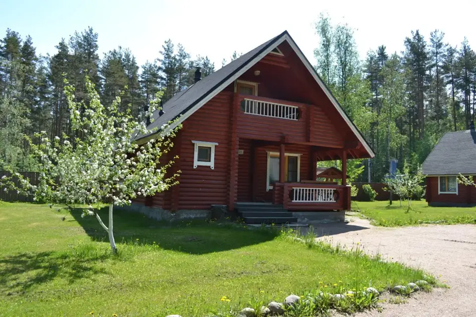 Бревенчатый коттедж 7x9 или 7x7 с камином и беседкой